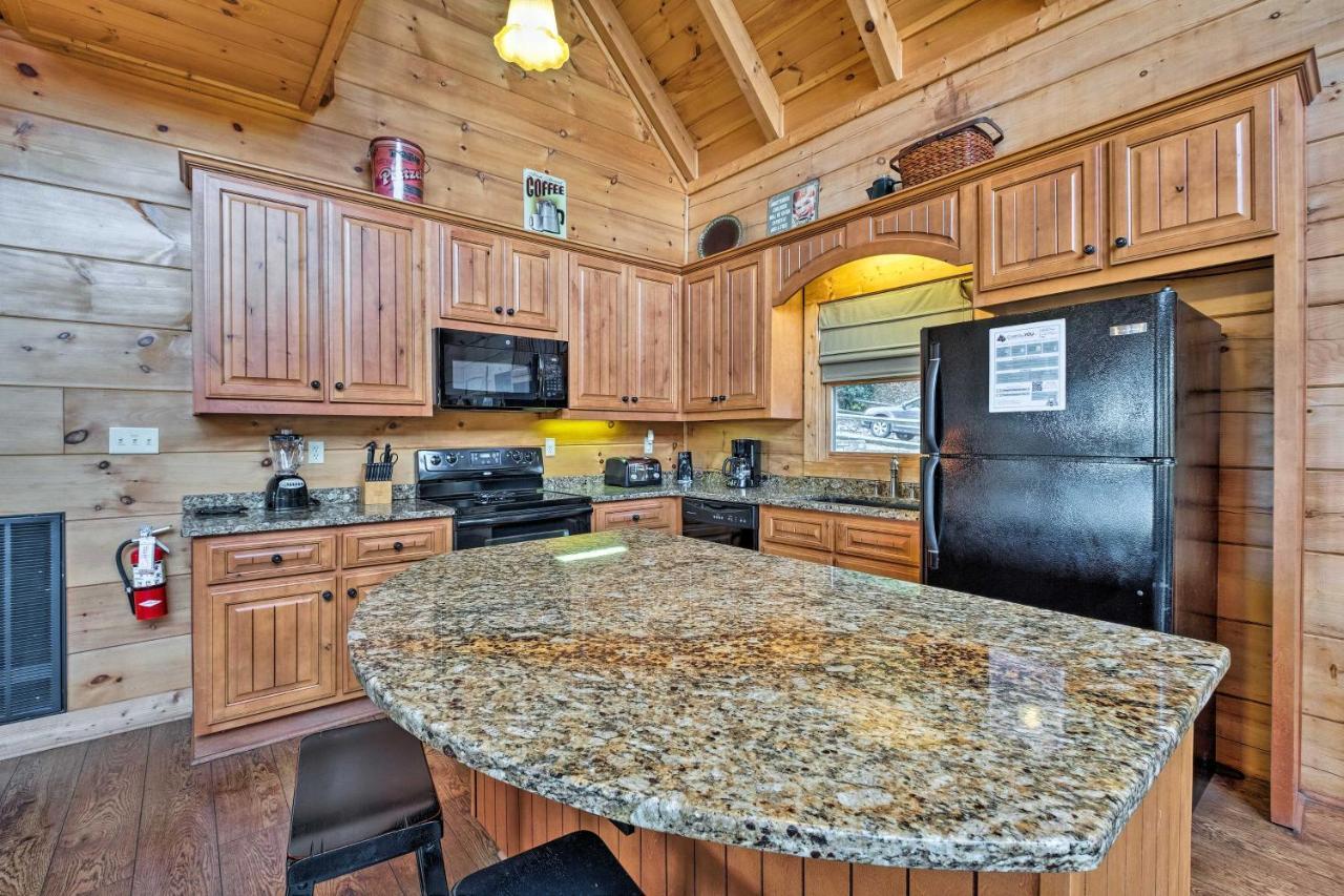 Pigeon Forge Cabin With Brand New Hot Tub And Views! Sevierville Extérieur photo