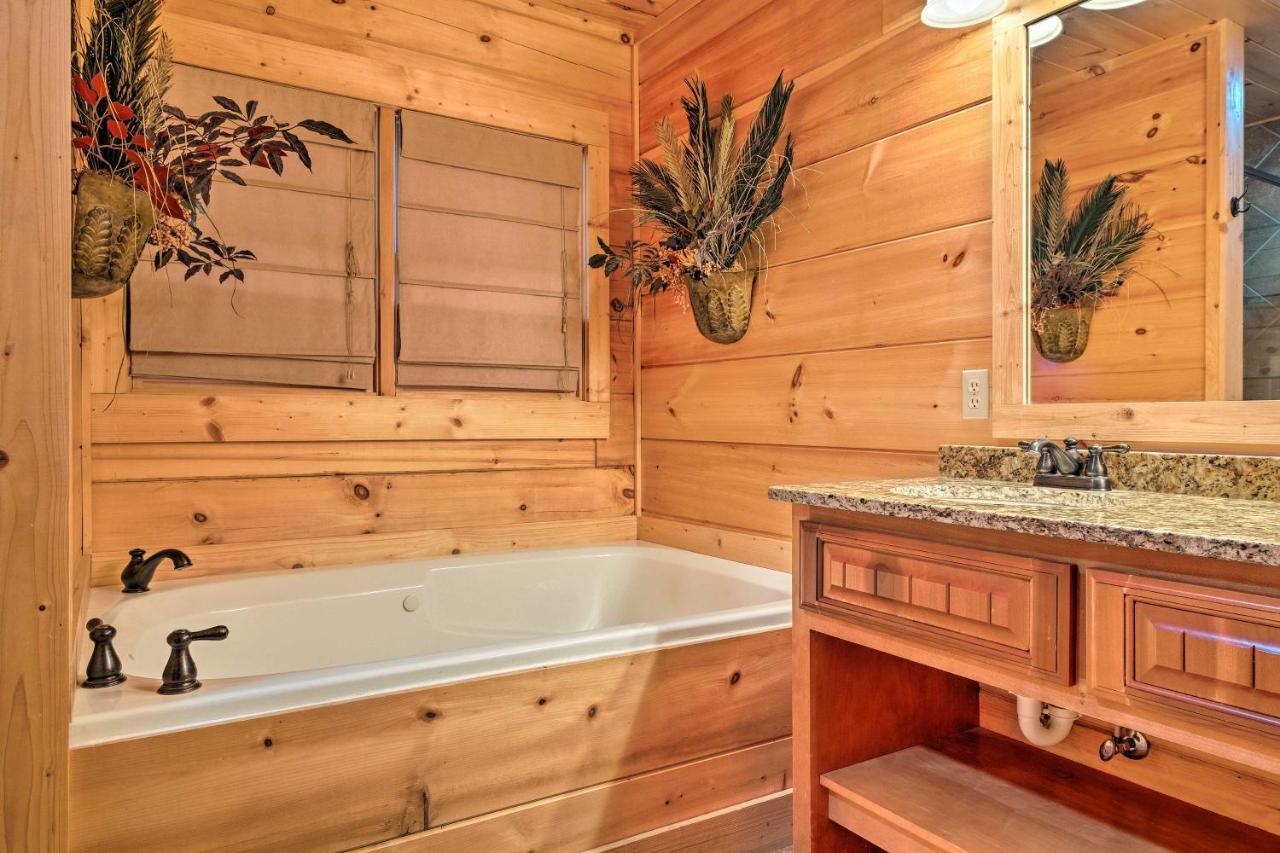 Pigeon Forge Cabin With Brand New Hot Tub And Views! Sevierville Extérieur photo